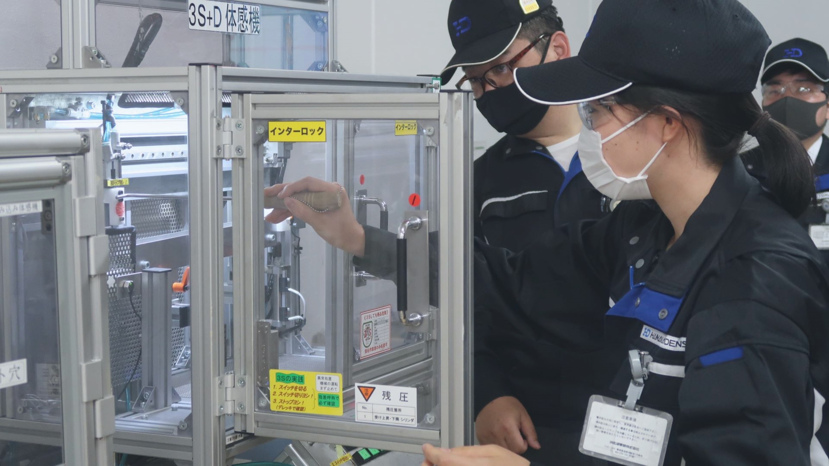 設備を触っている場面です